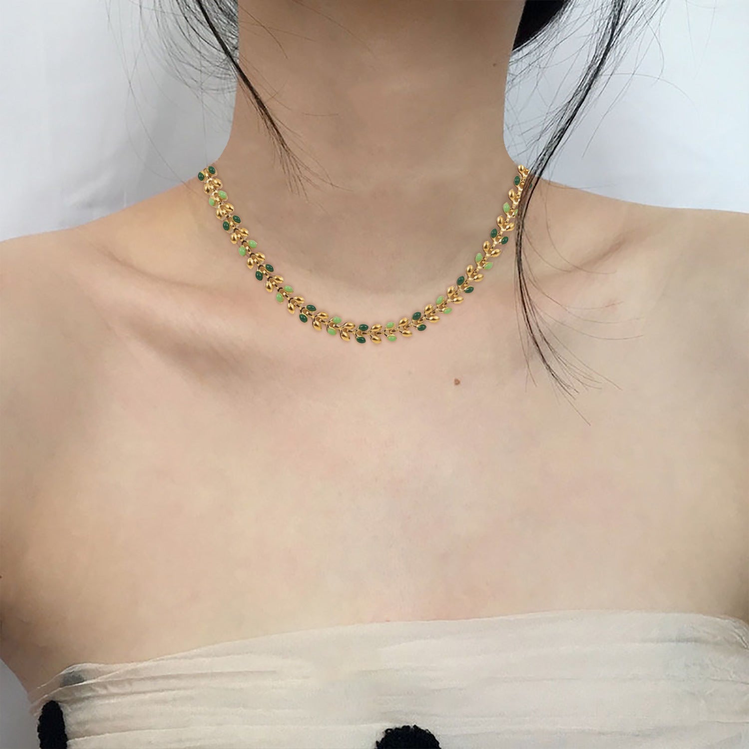 OLIVE NECKLACE