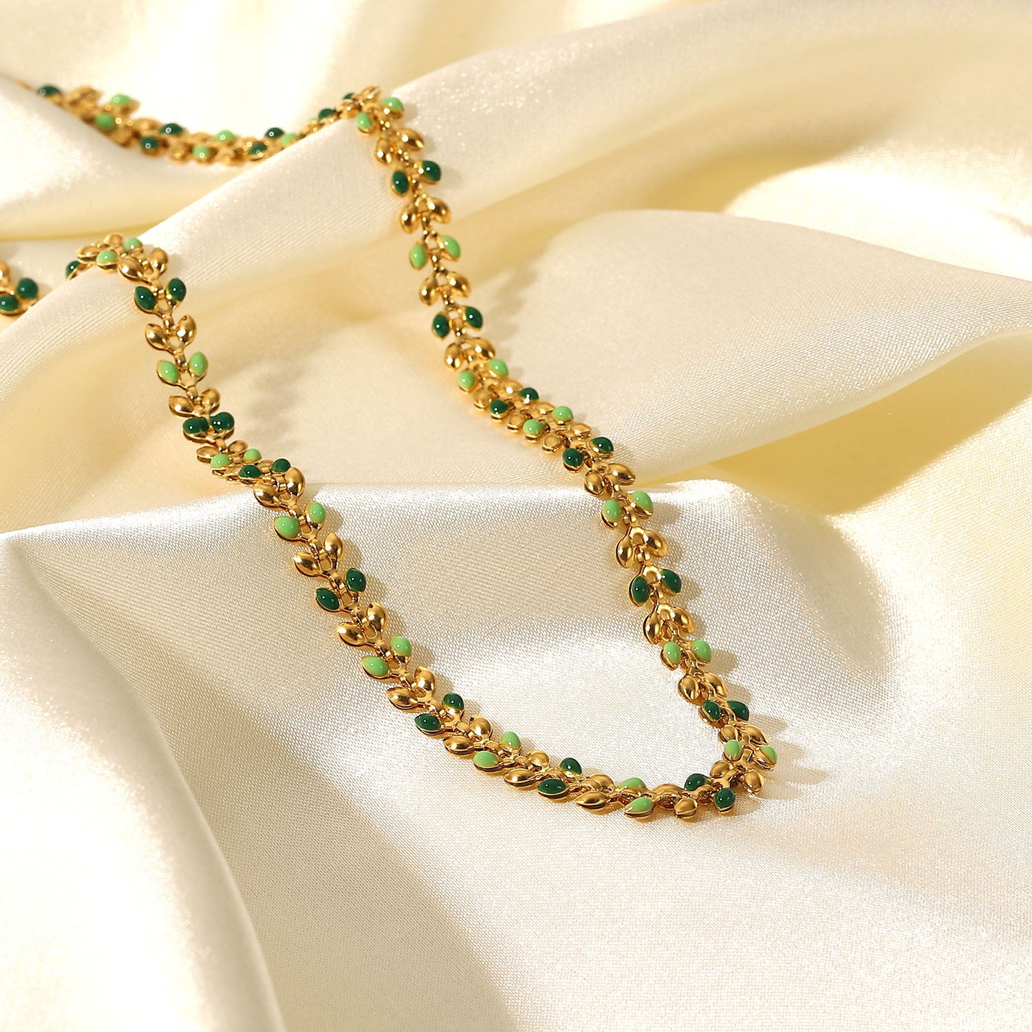 OLIVE NECKLACE