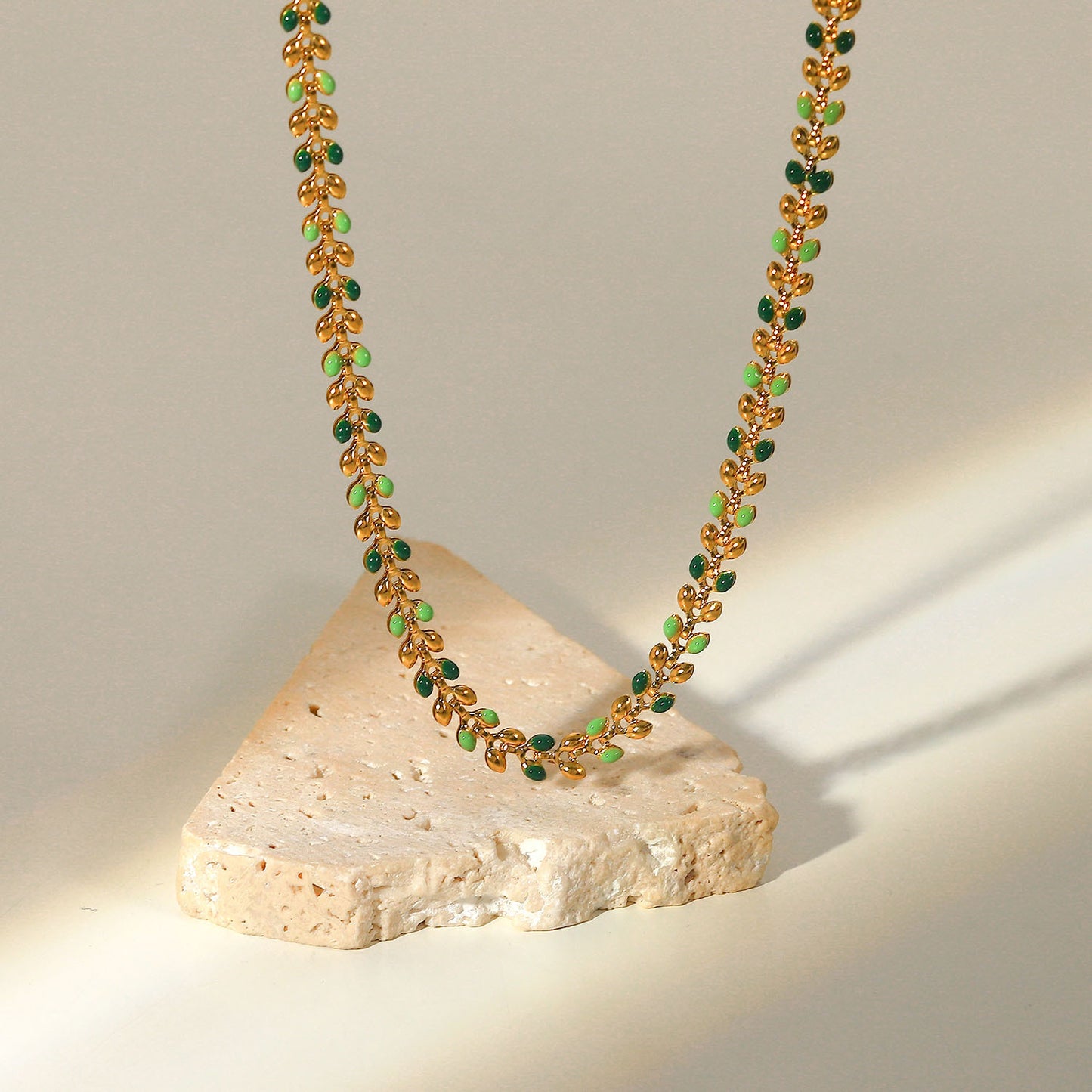 OLIVE NECKLACE