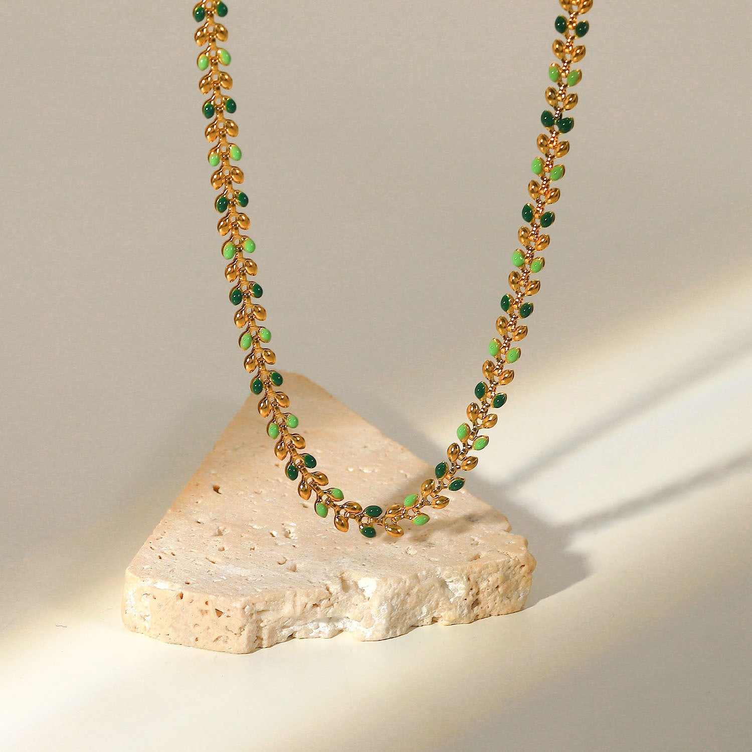 OLIVE NECKLACE