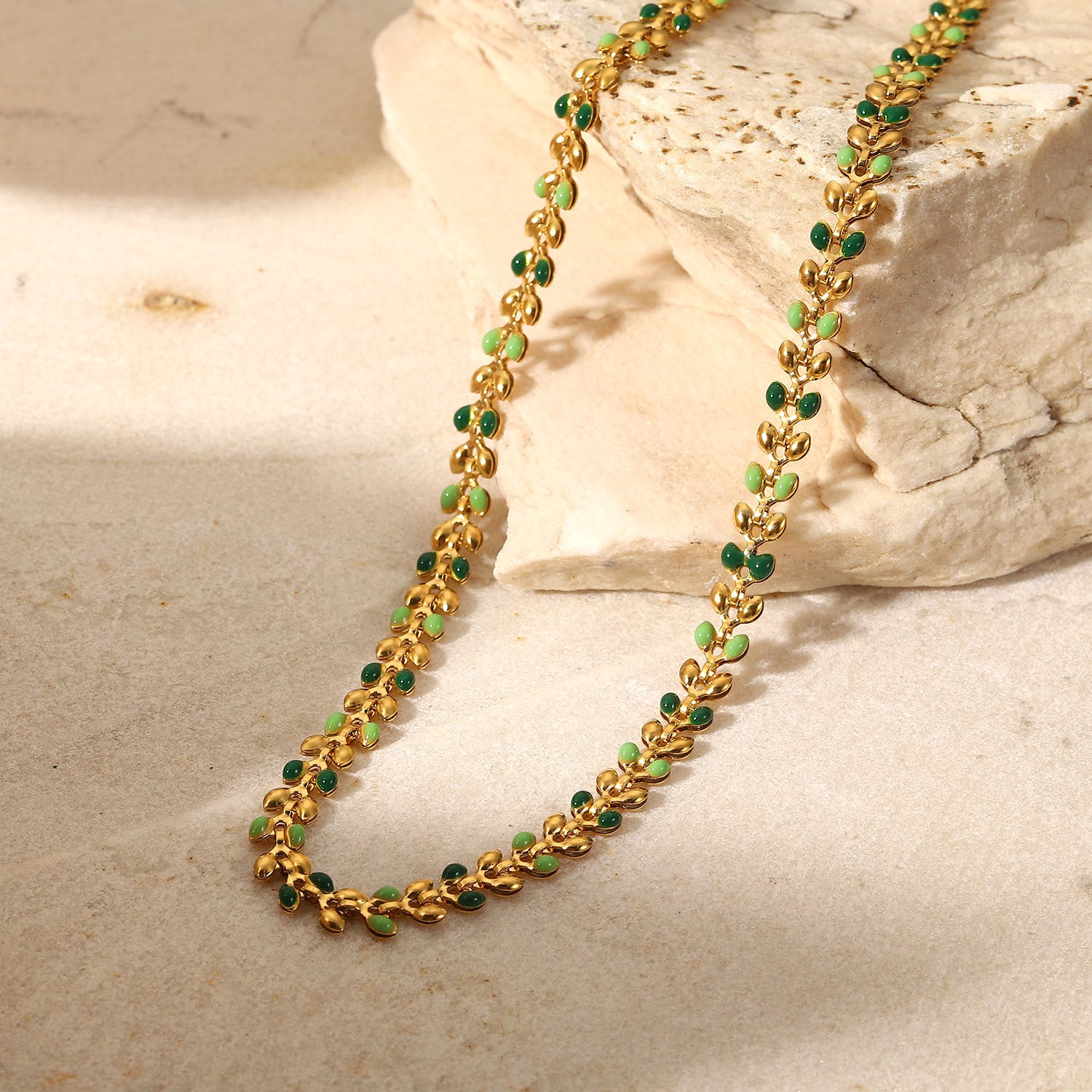 OLIVE NECKLACE